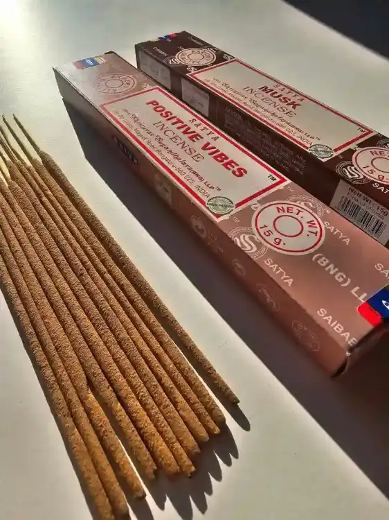 Kadzidełka SATYA Zestaw Duet Musk i Positive Vibes Piżmo i Pozytywne Wibracje 2x15g (2)_1.webp