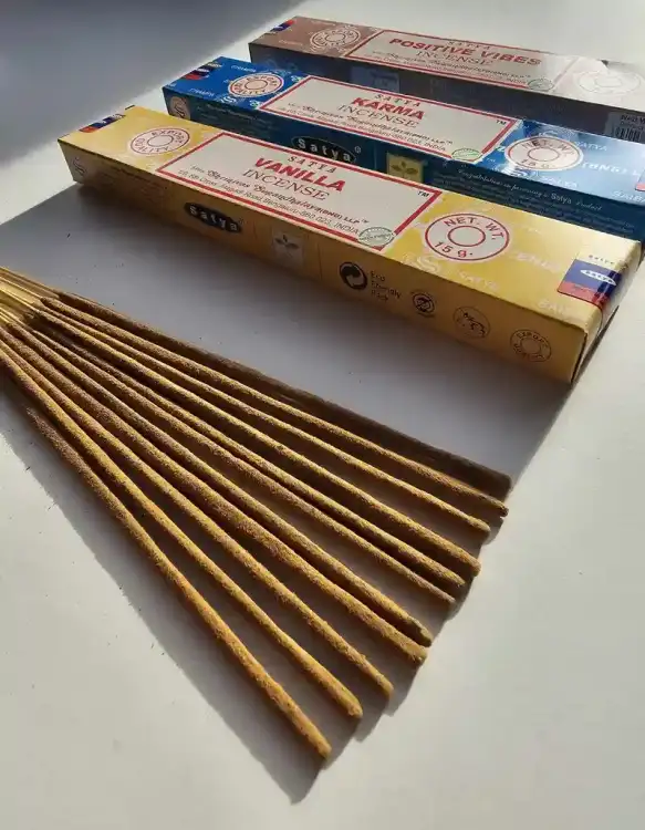 Kadzidełka SATYA Zestaw Tercet Positive Vibes Karma i Vanilla Złote Wibracje 3x15g (3)_1.webp