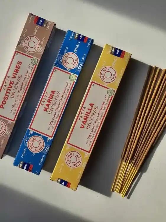 Kadzidełka SATYA Zestaw Tercet Positive Vibes Karma i Vanilla Złote Wibracje 3x15g (4).webp