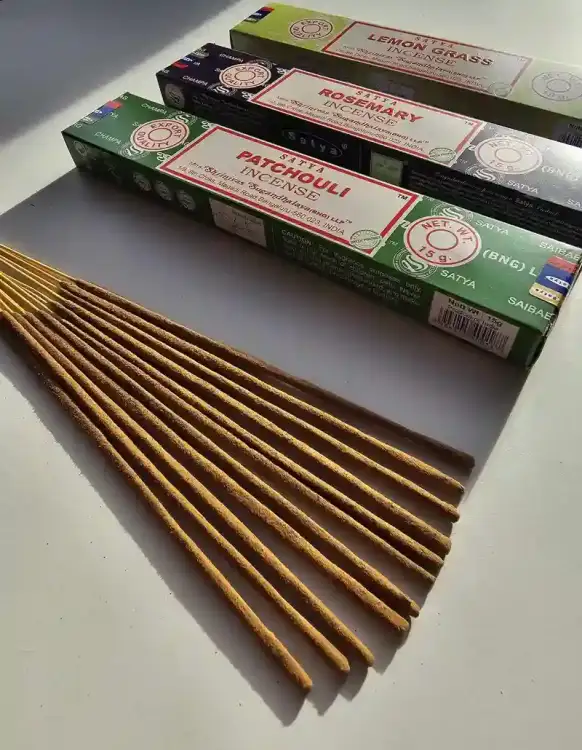 Kadzidełka SATYA Zestaw Tercet Lemon Grass Rosemary i Patchouli Ziołowe Orzeźwienie 3x15g ( (3).webp