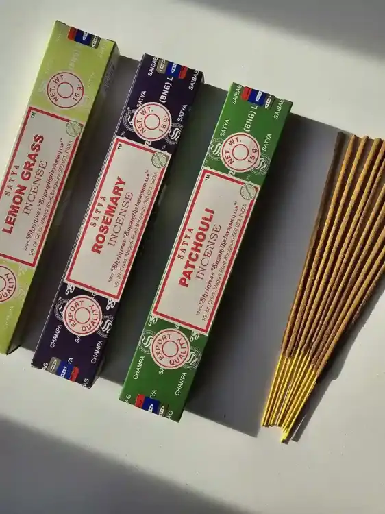 Kadzidełka SATYA Zestaw Tercet Lemon Grass Rosemary i Patchouli Ziołowe Orzeźwienie 3x15g ( (4).webp