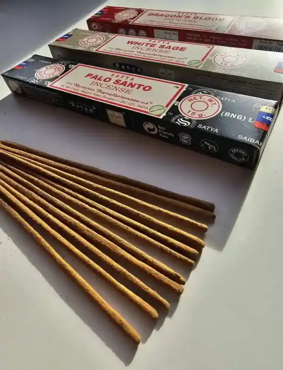 Kadzidełka SATYA Zestaw Tercet Dragon's Blood White Sage i Palo Santo Święta T (3).webp