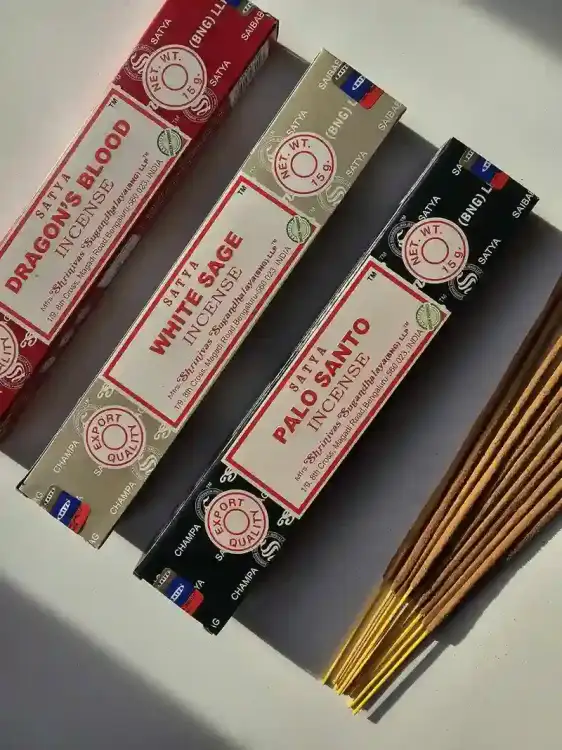 Kadzidełka SATYA Zestaw Tercet Dragon's Blood White Sage i Palo Santo Święta T (4).webp