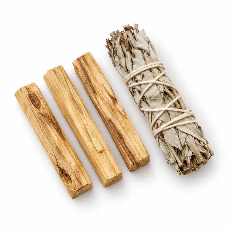 Naturalny duet Palo Santo 25 g i biała szałwia 10 cm — trzy drewienka obok pęczka, ujęcie z góry