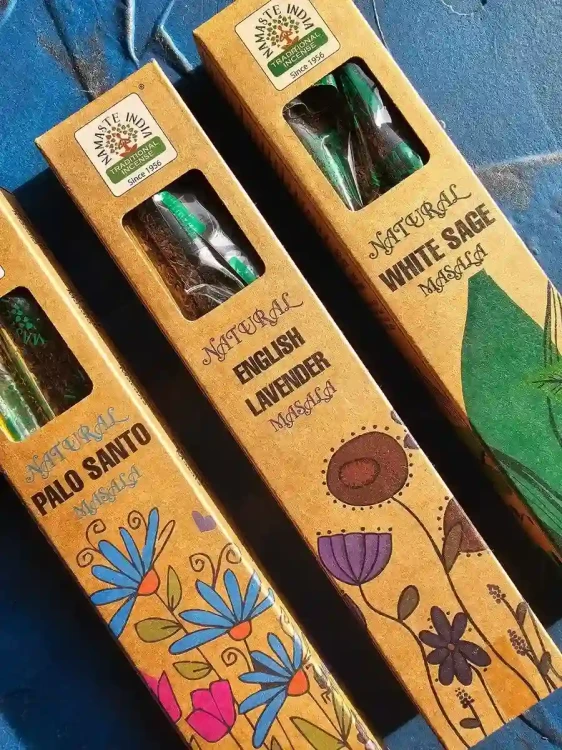 zestaw-trio-swiety-spokoj-namaste-india-palo-santo-lawenda-biala-szalwia-45g (4).webp