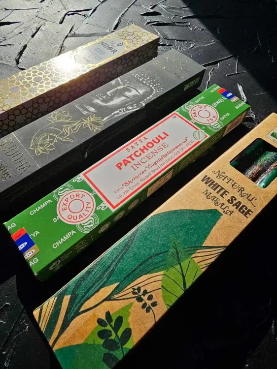 cztery-filary-spokoju-zielony-mix-4x15g.webp noor-crystal-patchouli-kadzidla-detal.webp buddha-blessing-white-sage-nastroj.webp zestaw-oczyszczenia-swiat-kadzidel-aranzacja-15g.webp