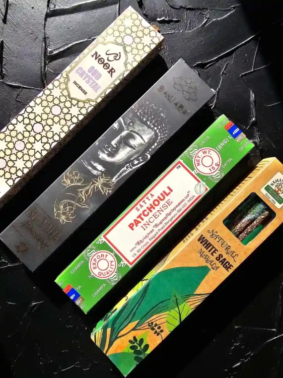 cztery-filary-spokoju-zielony-mix-4x15g.webp noor-crystal-patchouli-kadzidla-detal.webp buddha-blessing-white-sage-nastroj.webp zestaw-oczyszczenia-swiat-kadzidel-aranzacja-15g.webp