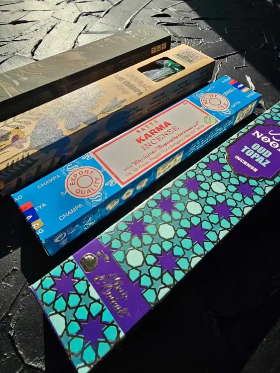 cztery-filary-harmonii-niebieski-mix-4x15g.webp noor-topaz-karma-kadzidla-detal.webp buddha-meditation-nag-champa-nastroj.webp zestaw-medytacyjny-swiat-kadzidel-aranzacja-15g.webp