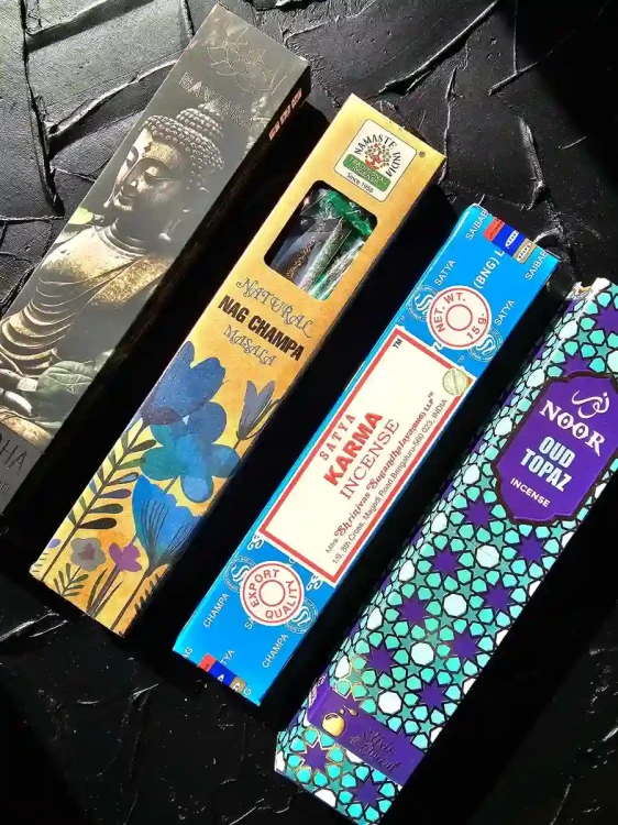 cztery-filary-harmonii-niebieski-mix-4x15g.webp noor-topaz-karma-kadzidla-detal.webp buddha-meditation-nag-champa-nastroj.webp zestaw-medytacyjny-swiat-kadzidel-aranzacja-15g.webp