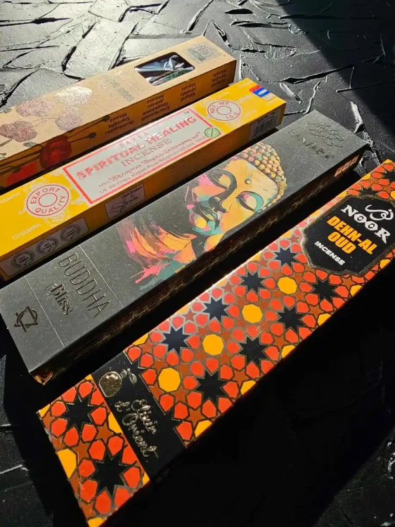 cztery-filary-dobrostanu-zolty-mix-4x15g.webp noor-dehn-al-oud-spiritual-healing-kadzidla-detal.webp buddha-bliss-sandal-wood-nastroj.webp zestaw-ukojenia-swiat-kadzidel-aranzacja-15g.webp