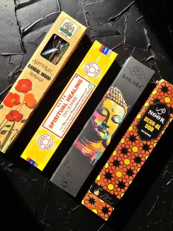 cztery-filary-dobrostanu-zolty-mix-4x15g.webp noor-dehn-al-oud-spiritual-healing-kadzidla-detal.webp buddha-bliss-sandal-wood-nastroj.webp zestaw-ukojenia-swiat-kadzidel-aranzacja-15g.webp