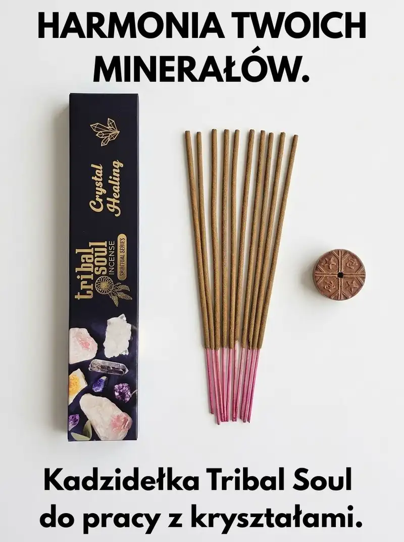 Czarne pudełko kadzidełek Tribal Soul Kryształowe Uzdrowienie obok patyczków z różowymi końcówkami, ceramicznej podstawki guzikowej i kryształów.