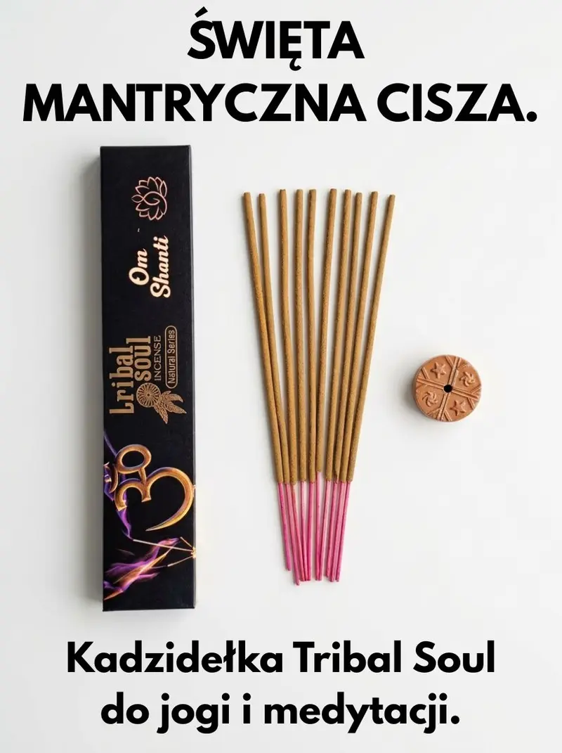 Czarne pudełko kadzidełek Tribal Soul Om Shanti ze złotym symbolem Om obok patyczków z różowymi trzonkami, ceramicznej podstawki i dymu.