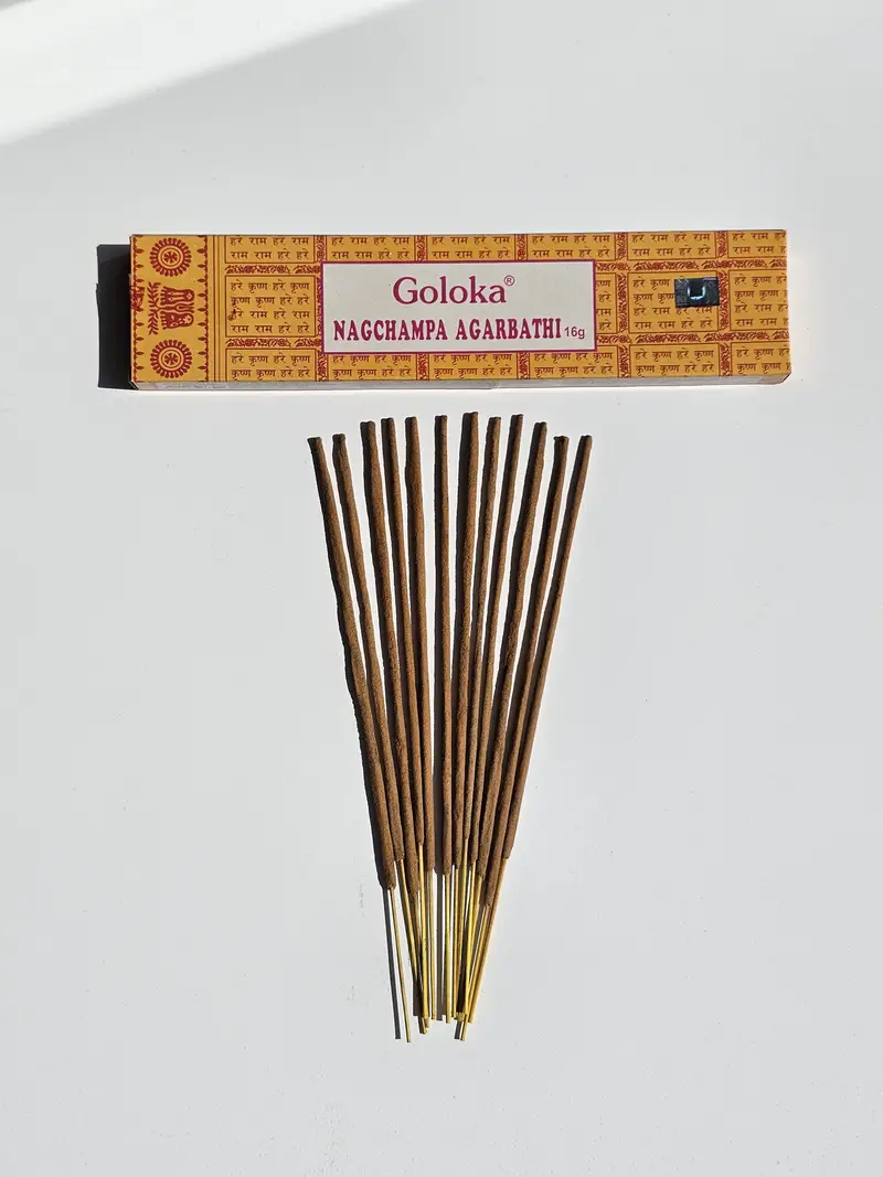 Oryginalne kadzidełka Goloka Nag Champa 16g. Legendarna indyjska masala, kwiat magnolii i drzewo sandałowe. Odkryj kultowy zapach w Świecie Kadzideł.