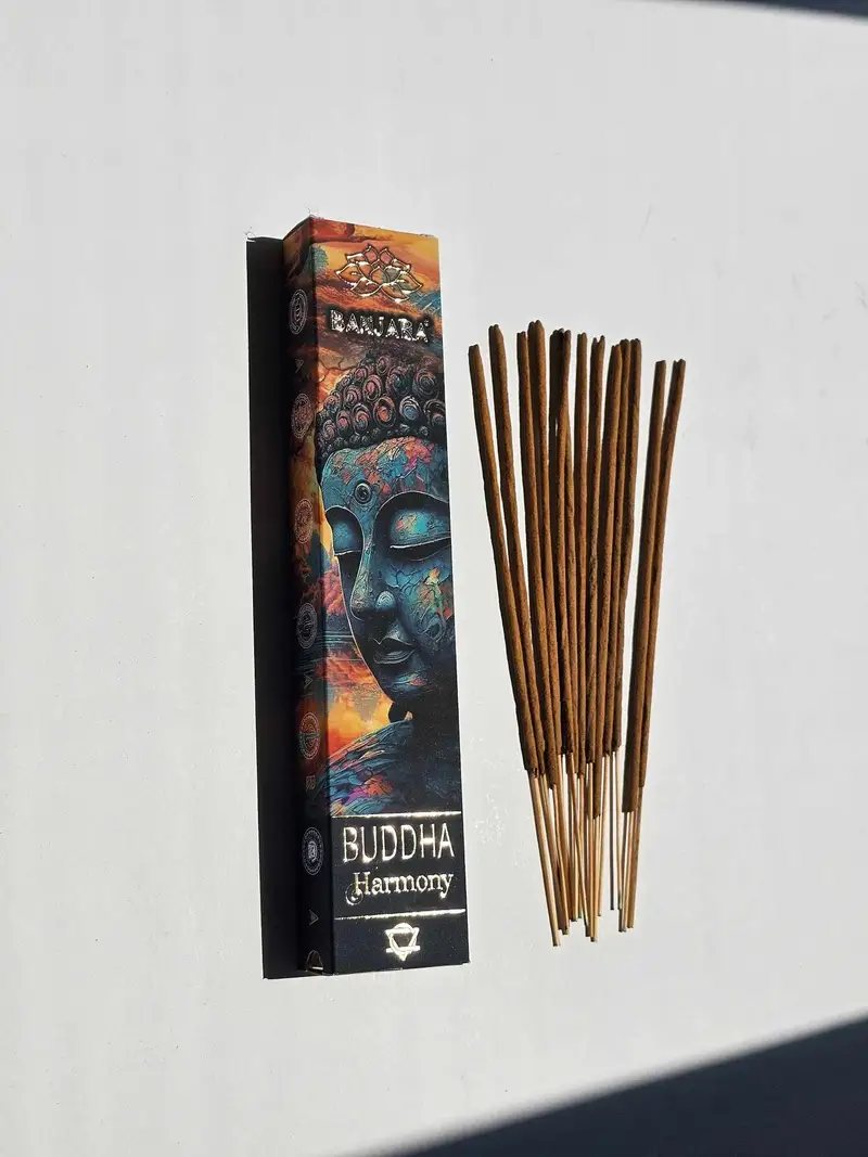Oryginalne opakowanie kadzidełek BANJARA Buddha Harmony z wizerunkiem medytującego Buddy obok naturalnych patyczków masala.