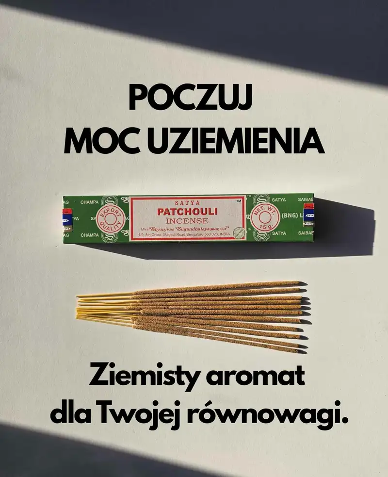 Oryginalne zielono kremowe opakowanie indyjskich kadzidełek SATYA Patchouli obok naturalnych patyczków masala.