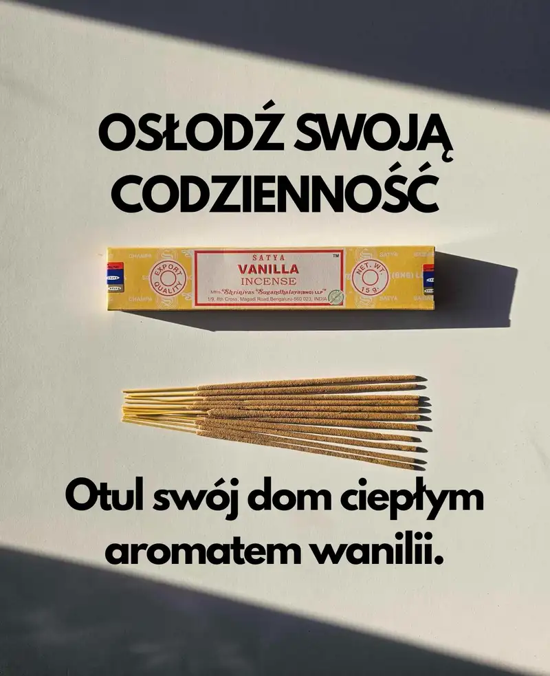 Oryginalne żółto kremowe opakowanie indyjskich kadzidełek SATYA Vanilla obok naturalnych patyczków masala.