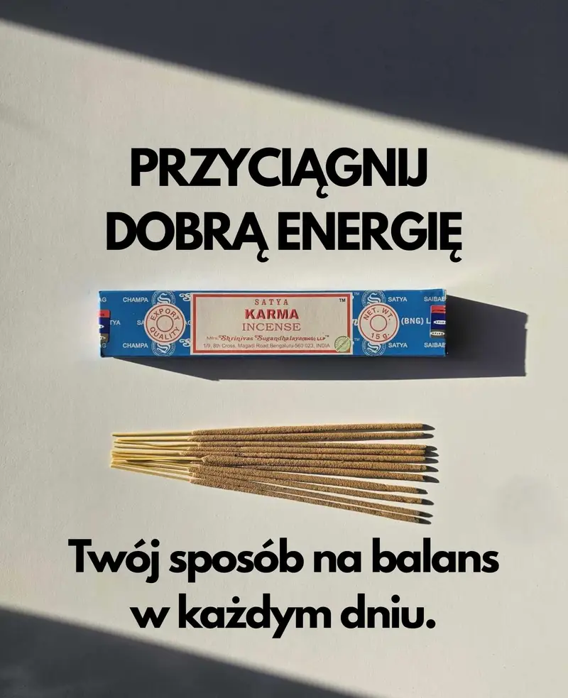 Oryginalne błękitno kremowe opakowanie indyjskich kadzidełek SATYA Karma obok naturalnych patyczków masala.