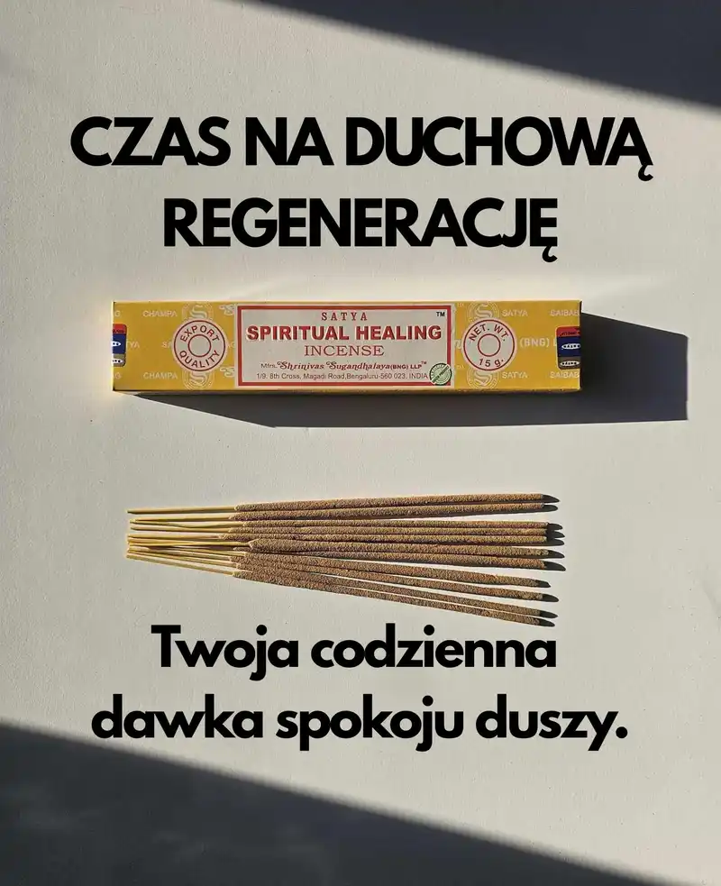 Oryginalne żółto pomarańczowe opakowanie indyjskich kadzidełek SATYA Spiritual Healing obok naturalnych patyczków masala.
