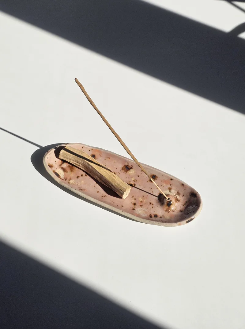 Ręcznie formowana w krakowskiej pracowni ceramiczna podstawka pod kadzidełka patyczkowe i Palo Santo Różowa Harmonia w nakrapianym pudrowym szkliwie.