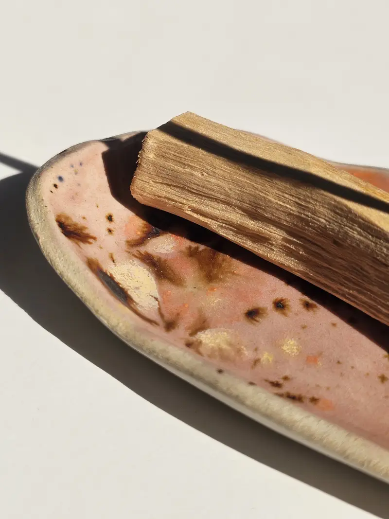 Ręcznie formowana w krakowskiej pracowni ceramiczna podstawka pod kadzidełka patyczkowe i Palo Santo Różowa Harmonia w nakrapianym pudrowym szkliwie.