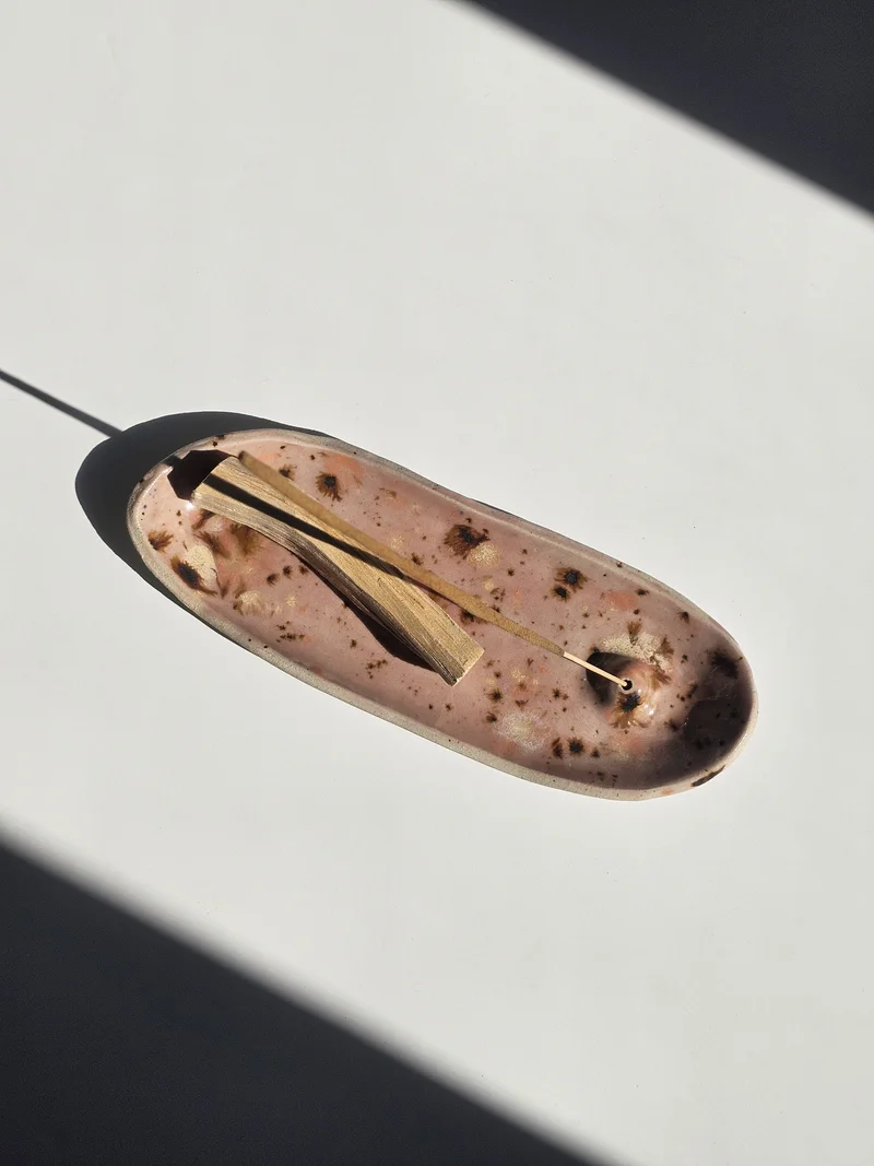 Ręcznie formowana w krakowskiej pracowni ceramiczna podstawka pod kadzidełka patyczkowe i Palo Santo Różowa Harmonia w nakrapianym pudrowym szkliwie.