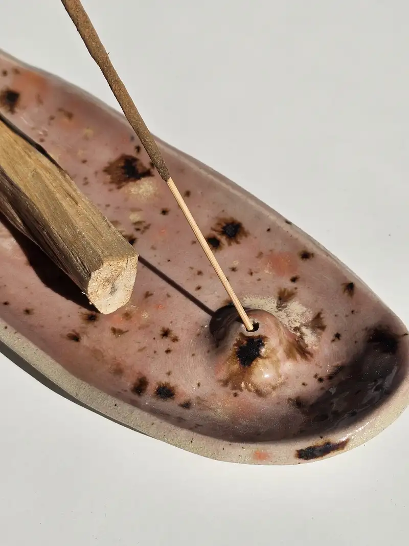 Ręcznie formowana w krakowskiej pracowni ceramiczna podstawka pod kadzidełka patyczkowe i Palo Santo Różowa Harmonia w nakrapianym pudrowym szkliwie.