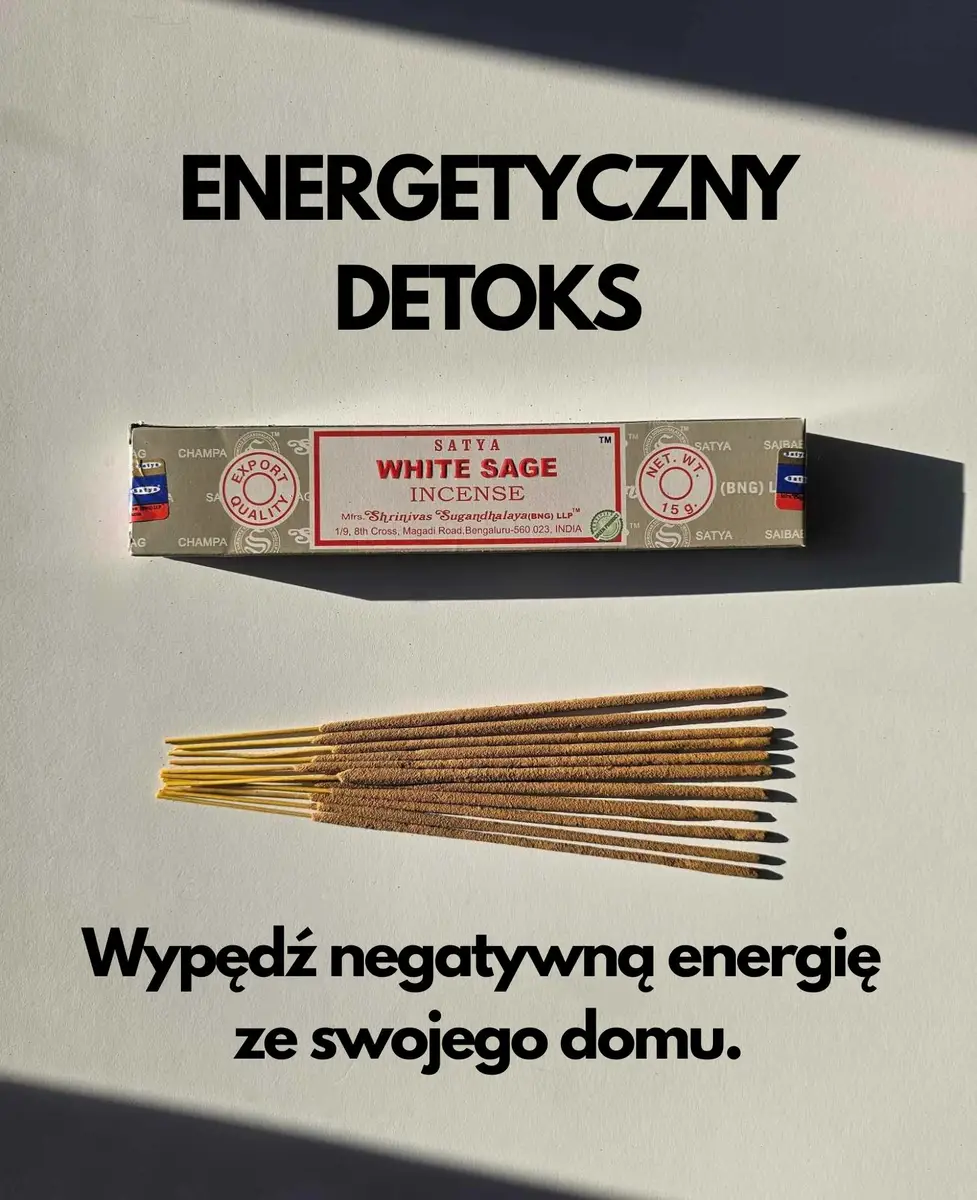 Kadzidła Satya White Sage 15g w beżowym, papierowym pudełku z logo marki, obok wysypane patyczki kadzidlane na szarym tle z głębokimi cieniami.