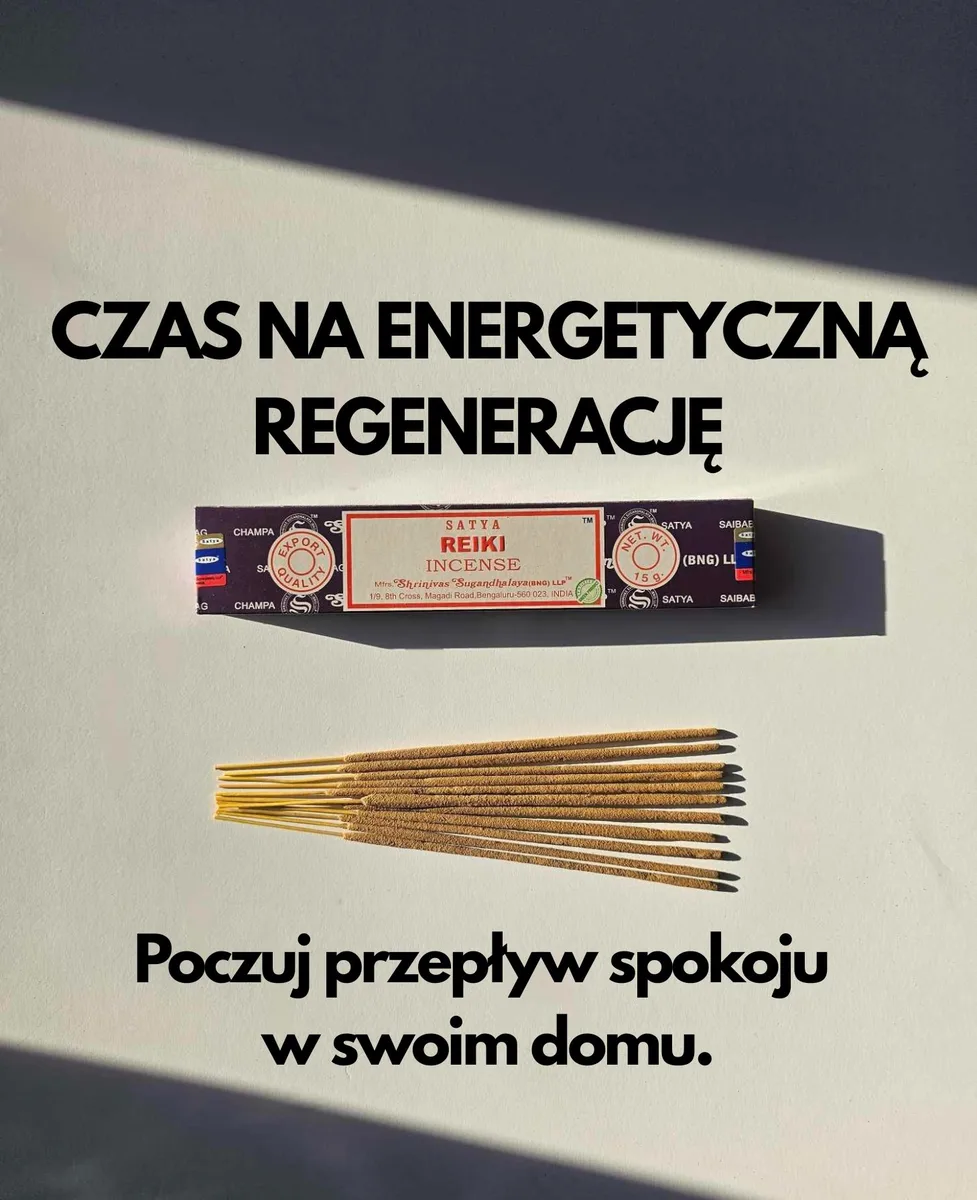Ciemnofioletowe pudełko kadzideł Satya Reiki 15g umieszczone nad stosem jasnobrązowych patyczków na białym tle z wyraźnym cieniem.