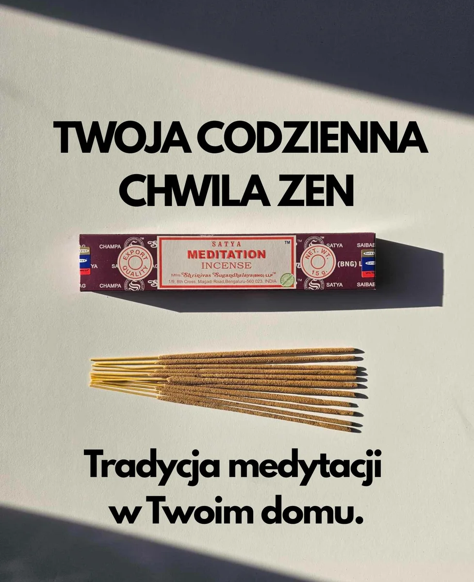 Bordowe pudełko kadzideł Satya Meditation 15g leżące nad stosem jasnobrązowych patyczków na białym tle z wyraźnym cieniem rzucanym w prawą stronę.