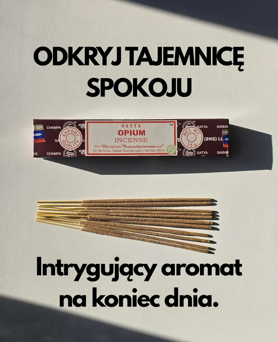 Ciemnobrązowe pudełko kadzideł Satya Opium 15g ułożone poziomo nad grupą jasnobrązowych patyczków na białym tle z wyraźnym, długim cieniem.
