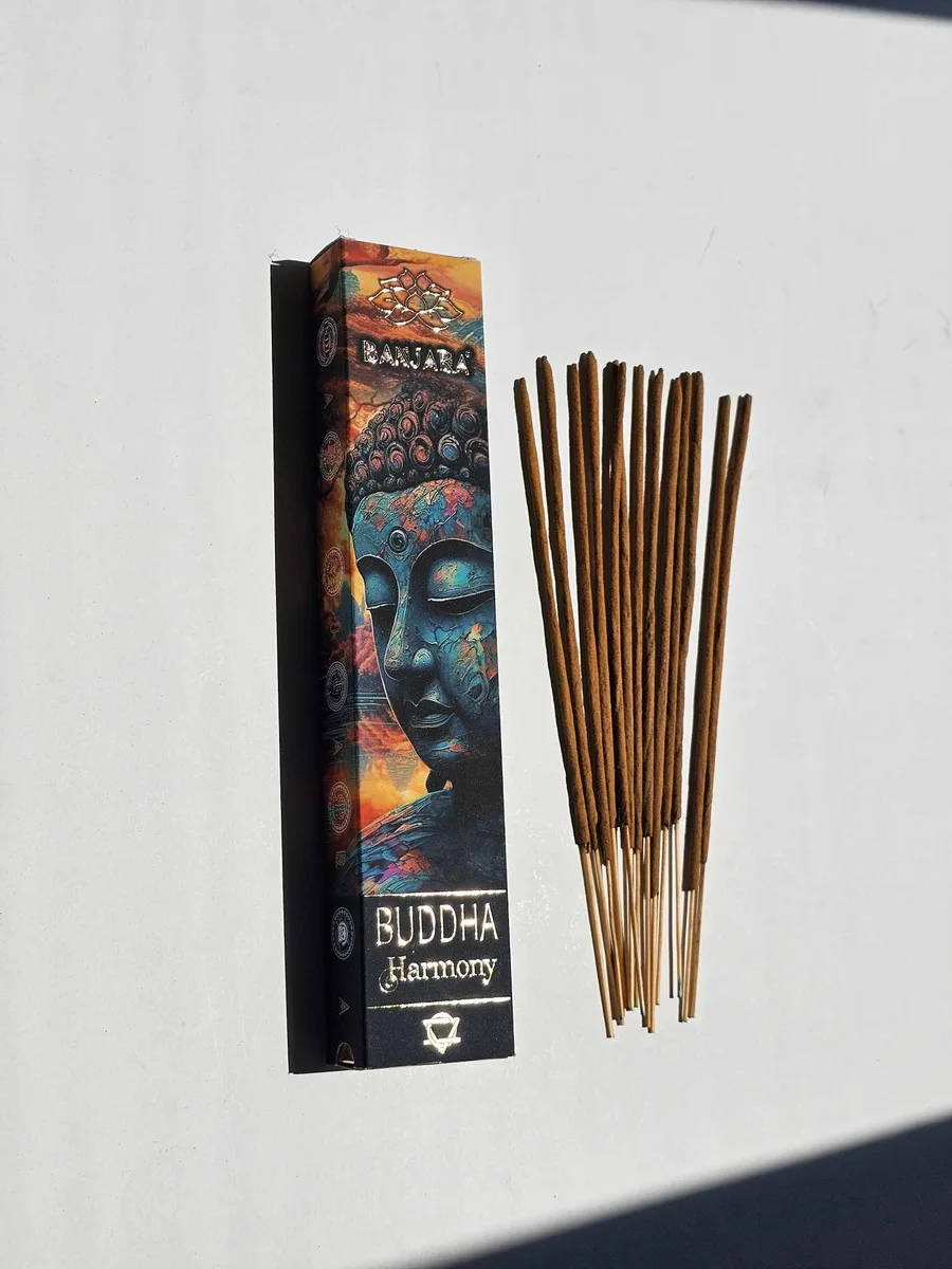 Eleganckie, niebieskie opakowanie kadzideł Banjara Buddha Harmony z wizerunkiem medytującego Buddy, idealne do wyciszenia w Twoich czterech ścianach.