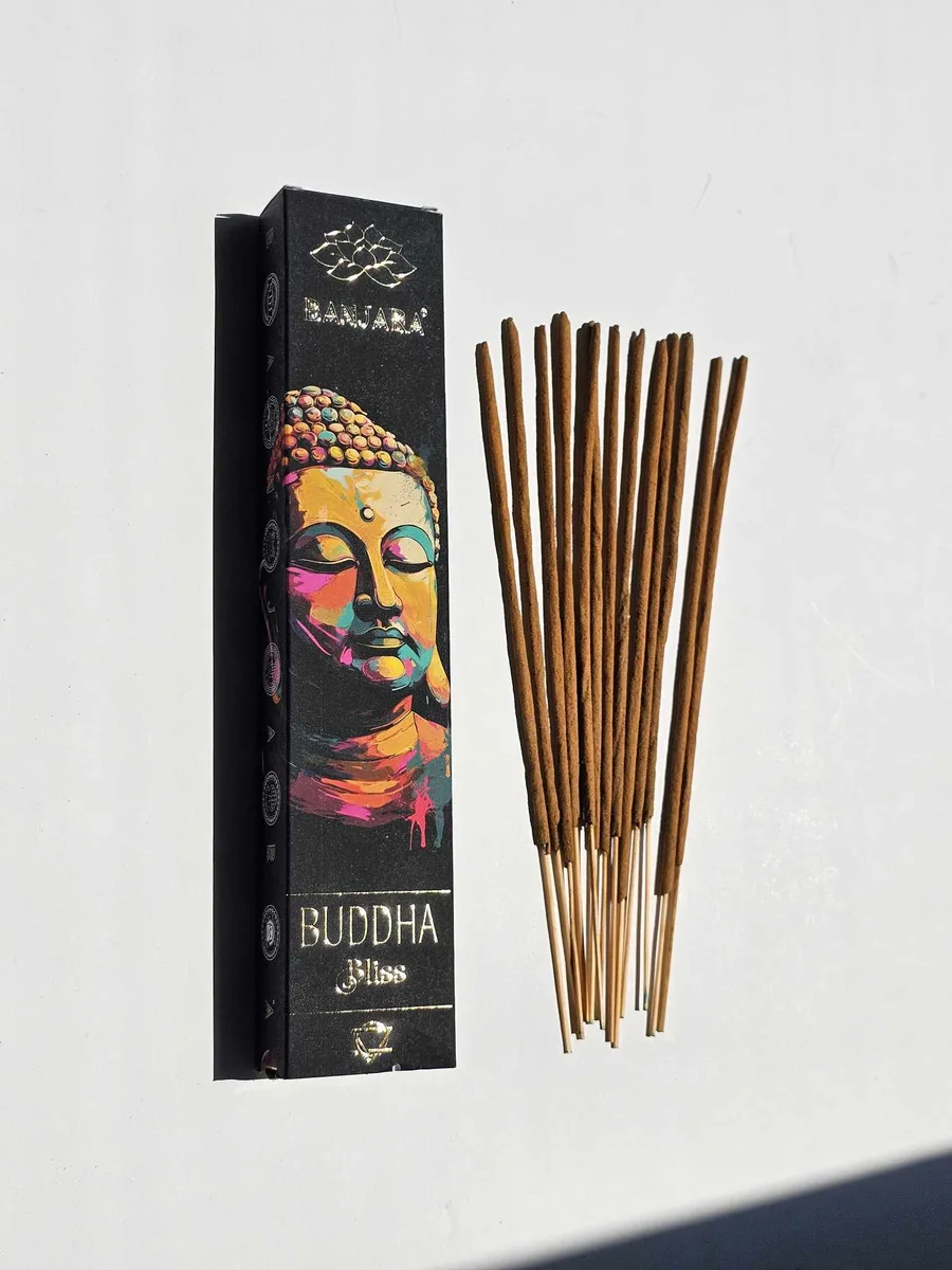 Różowo-fioletowe czarne opakowanie kadzideł Banjara Buddha Bliss, przedstawiające idealne rozwiązanie na poprawę nastroju i wprowadzenie radosnej atmosfery do wnętrza.