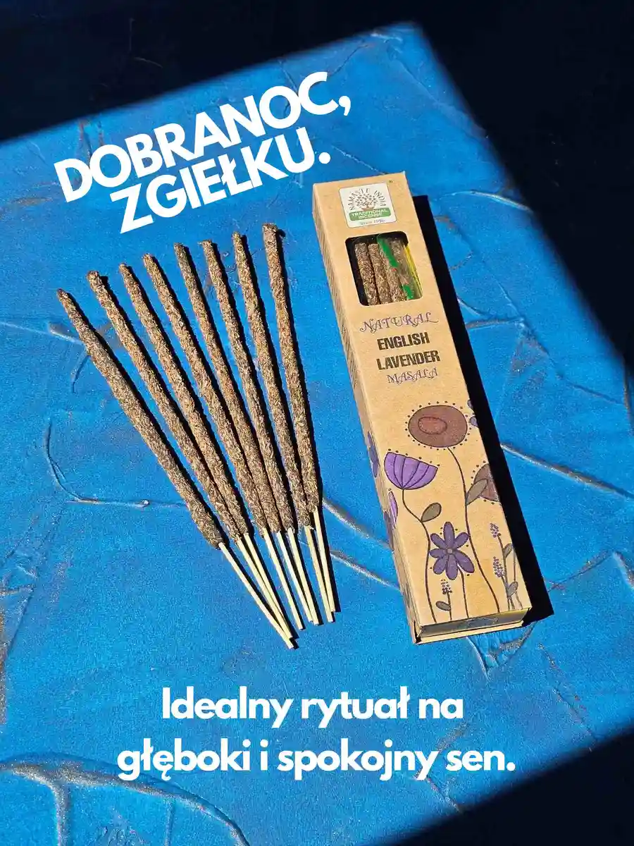 Fioletowe opakowanie kadzideł English Lavender Premium na tle suszonych kwiatów lawendy, stanowiące rozwiązanie dla osób szukających naturalnego sposobu na bezsenność.