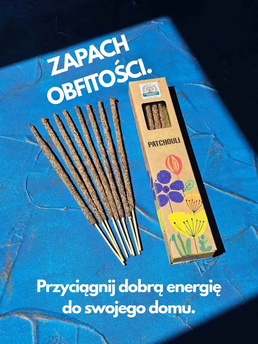 Opakowanie kadzideł Patchouli Premium w otoczeniu naturalnych elementów ziemi, prezentujące rozwiązanie dla osób szukających stabilizacji i wewnętrznej równowagi.