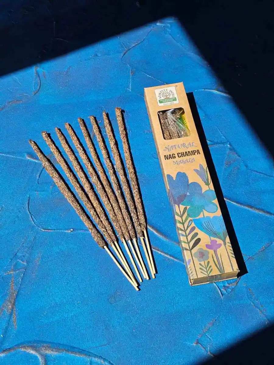 Klasyczne niebiesko-żółte opakowanie kadzideł Nag Champa Premium Masala, prezentujące idealne rozwiązanie na wieczorny relaks i domową medytację.