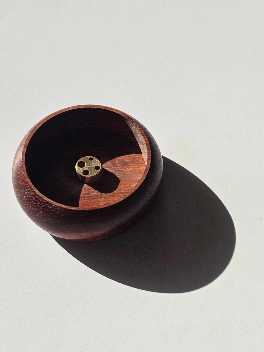 Kompaktowa podstawka z jasnego drewna, idealna do kadzideł stożkowych, pasująca do nowoczesnych, jasnych wnętrz.