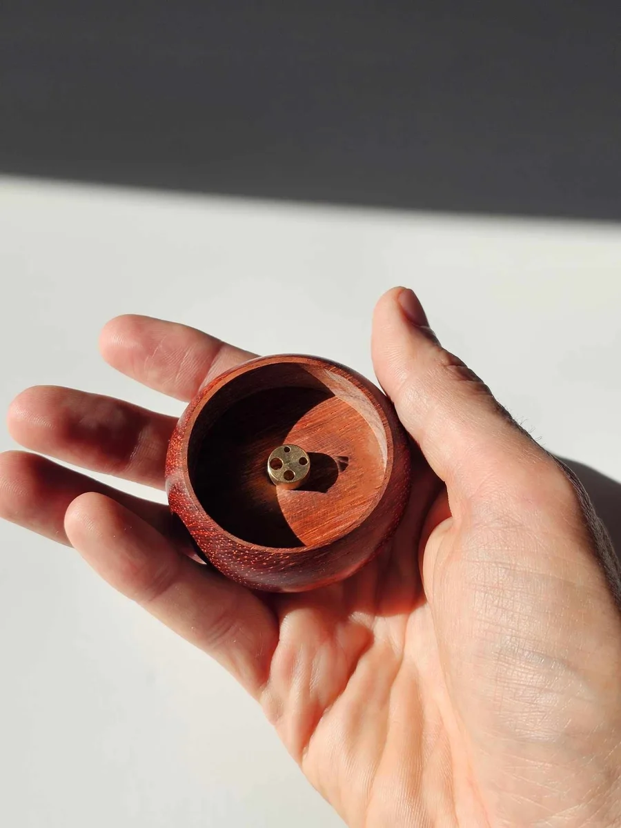 Kompaktowa podstawka z jasnego drewna, idealna do kadzideł stożkowych, pasująca do nowoczesnych, jasnych wnętrz.