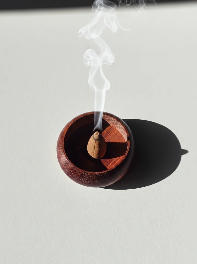 Kompaktowa podstawka z jasnego drewna, idealna do kadzideł stożkowych, pasująca do nowoczesnych, jasnych wnętrz.