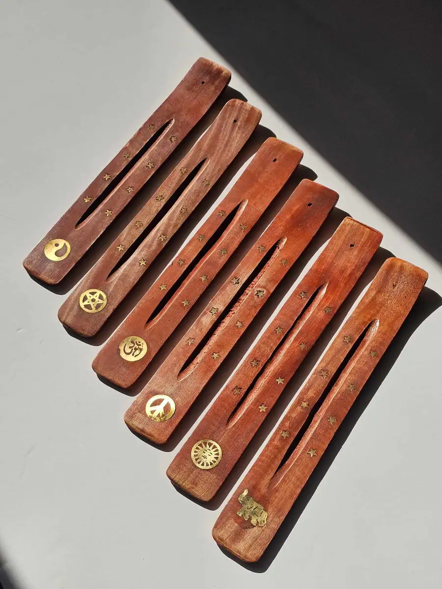 Jasna drewniana podstawka typu narta z grawerowanym zdobieniem – oferta dotyczy jednej sztuki wysyłanej jako pozytywna wróżba z losowym motywem.