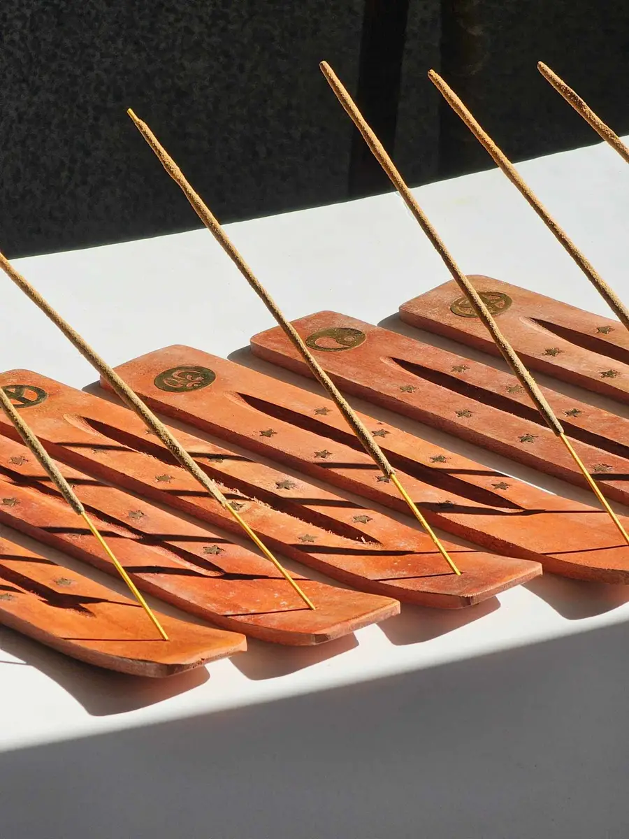 Jasna drewniana podstawka typu narta z grawerowanym zdobieniem – oferta dotyczy jednej sztuki wysyłanej jako pozytywna wróżba z losowym motywem.