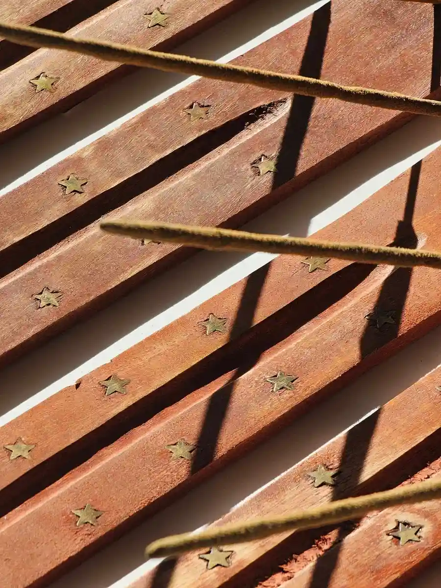 Jasna drewniana podstawka typu narta z grawerowanym zdobieniem – oferta dotyczy jednej sztuki wysyłanej jako pozytywna wróżba z losowym motywem.