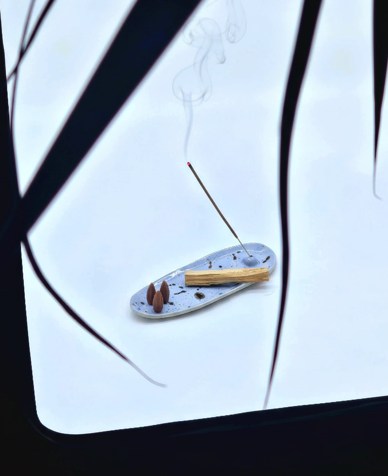 Artystyczna lazurowa podstawka ceramiczna wykonana ręcznie w Krakowie, pełniąca funkcję bazy pod kadzidła patyczkowe, stożkowe i Palo Santo.