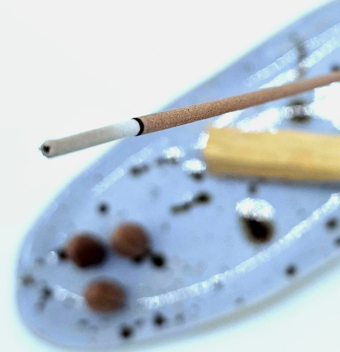 Artystyczna lazurowa podstawka ceramiczna wykonana ręcznie w Krakowie, pełniąca funkcję bazy pod kadzidła patyczkowe, stożkowe i Palo Santo.