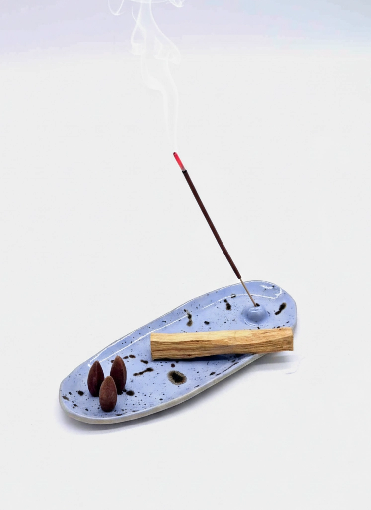 Artystyczna lazurowa podstawka ceramiczna wykonana ręcznie w Krakowie, pełniąca funkcję bazy pod kadzidła patyczkowe, stożkowe i Palo Santo.